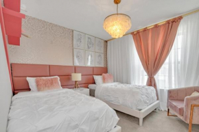 5 Bedroom Home 8 Minutes To Disney! townhouse